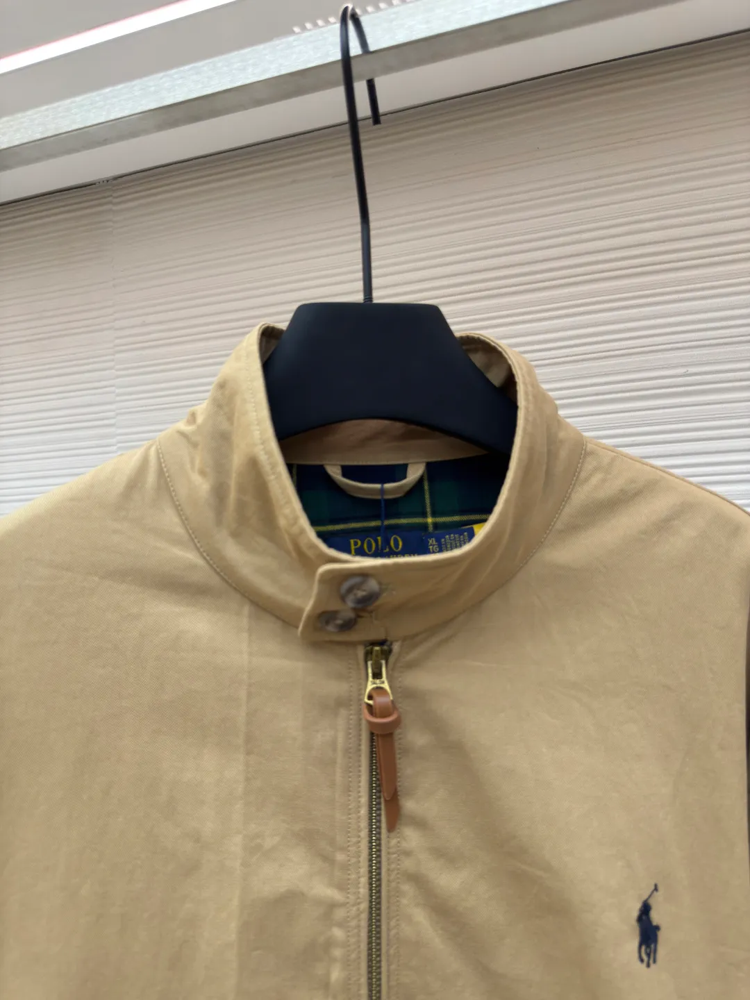 Ralph Lauren embroidered zipper jacket ●Authentic product: Purchased and developed for 2990 ●Item No.: 1680063-B45 ●Fabric: Cotton fine twill elegant fabric ●Technology: Embroidery ●Version: Fitted version ●Weight: about 670 grams ●Size: S-M-L-XL ●Description: Customized cotton fine twill elegant fabric, soft and silky, comfortable and close to the skin, with khaki as the base color, soft and unobtrusive It just shows a kind of restrained elegance. It is embellished with exquisite pony logos. It brings an atmosphere of freedom and vitality, injects the soul charm of the brand, and outlines a tall and straight figure with simple and smooth lines. A unique and charming fashion masterpiece emerges at the historic moment. Adopt imported machine embroidery technology, use advanced computer control system and precision mechanical components to achieve the iconic pony embroidery operation with high precision, smooth and delicate lines, and template machine to open the bag. The preset template guides the position, shape and size of the bag opening. The accuracy ensures the quality of the bag opening effect. The overall wiring is straight and delicate, the fabric is comfortable and soft, and the color is consistent without color difference. It can be matched with the same style to create a fashionable look and control various occasions. Customized accessories, complete with three standards, same style for men and women!
